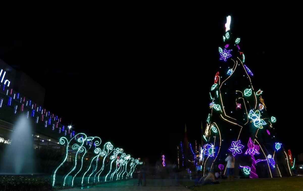 La capital del país ya está lista para la época de fin de año con sus diferentes luces y decoraciones por todas las calles de la ciudad.