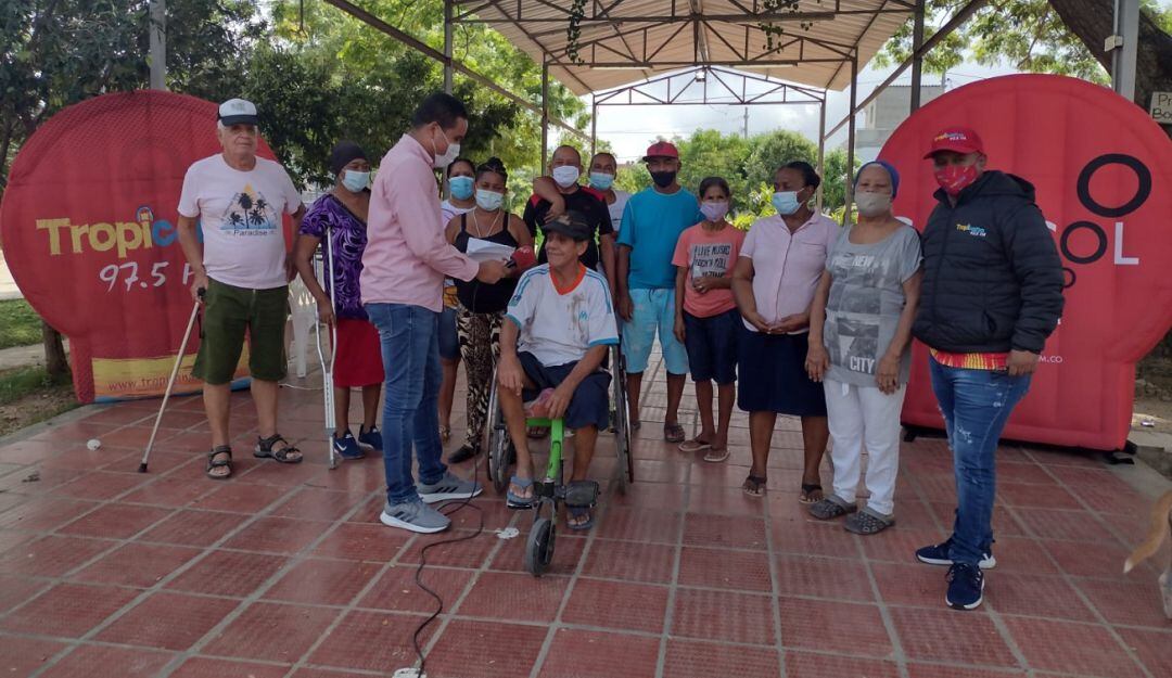 Esta comunidad de habitantes con muletas y sillas de ruedas paradójicamente no tiene sus calles pavimentadas