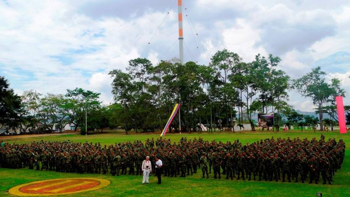 Durante el evento, integrantes de la Policía, el Esmad y el Ejército recibieron con emoción a Juanes, le prepararon una presentación musical con vallenato y otra con un Michael Jackson del batallón "Coronel Francisco José de Caldas".