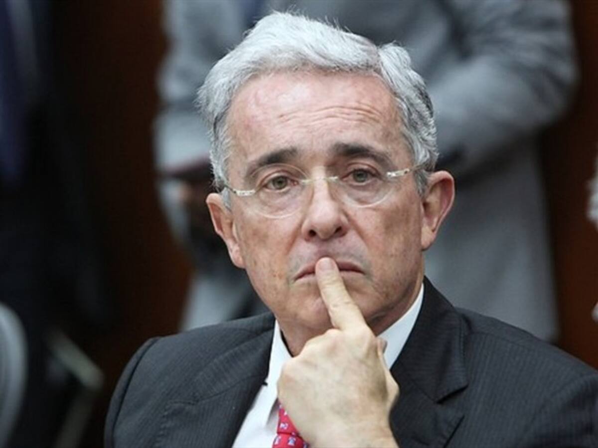 Expresidente Álvaro Uribe cayó de un caballo y se rompió una costilla