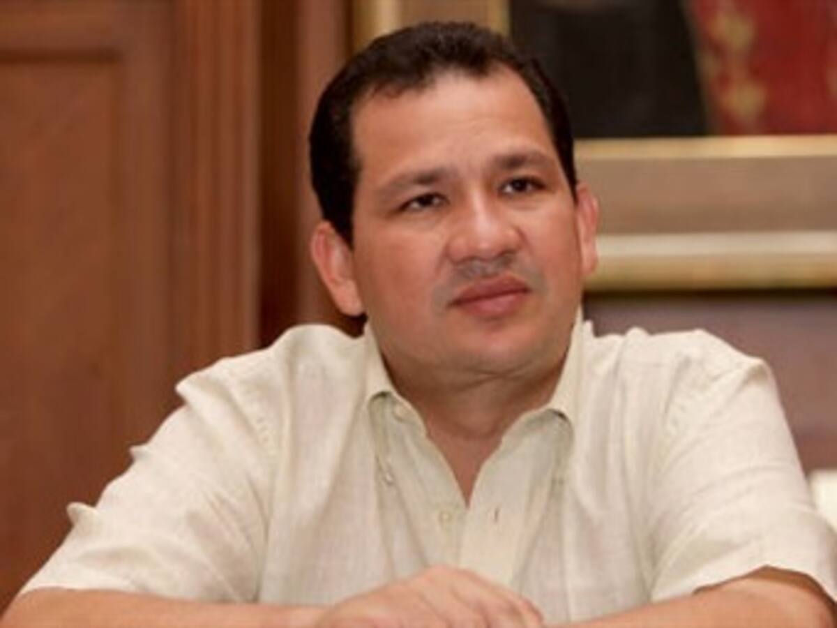 Destituyen a exgobernador de Magdalena por irregularidades en compra de textos escolares