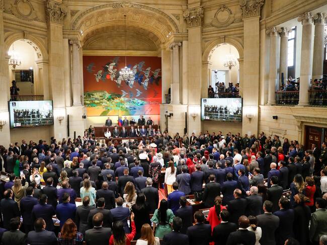 AME3557. BOGOTÁ (COLOMBIA), 09/06/2025.-Fotografía de archivo del 20 de julio de 2024 de una sesión del Congreso de Colombia. Nueve partidos políticos colombianos anunciaron este lunes que acudirán a instancias internacionales para que se les garantice la equidad en el proceso electoral, tras el atentado que dejó gravemente herido al senador y precandidato presidencial Miguel Uribe Turbay, del Centro Democrático. EFE/ Carlos Ortega ARCHIVO