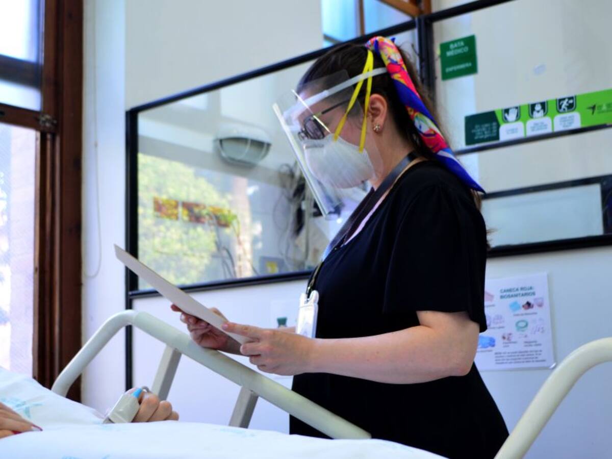 Médicos de Medellín sirven como 'carteros' a pacientes con COVID-19