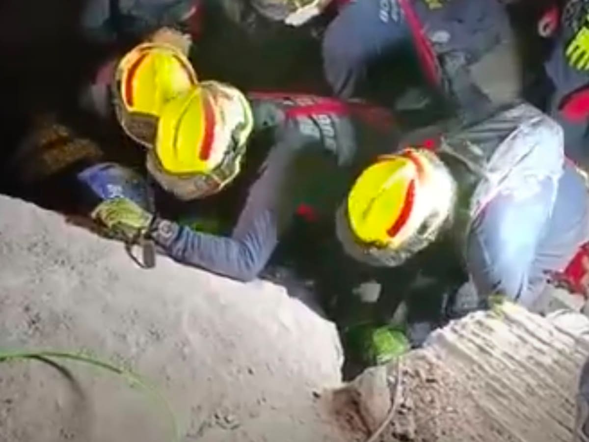 Bomberos Bogotá rescatan a un hombre con vida entre los escombros en Cali