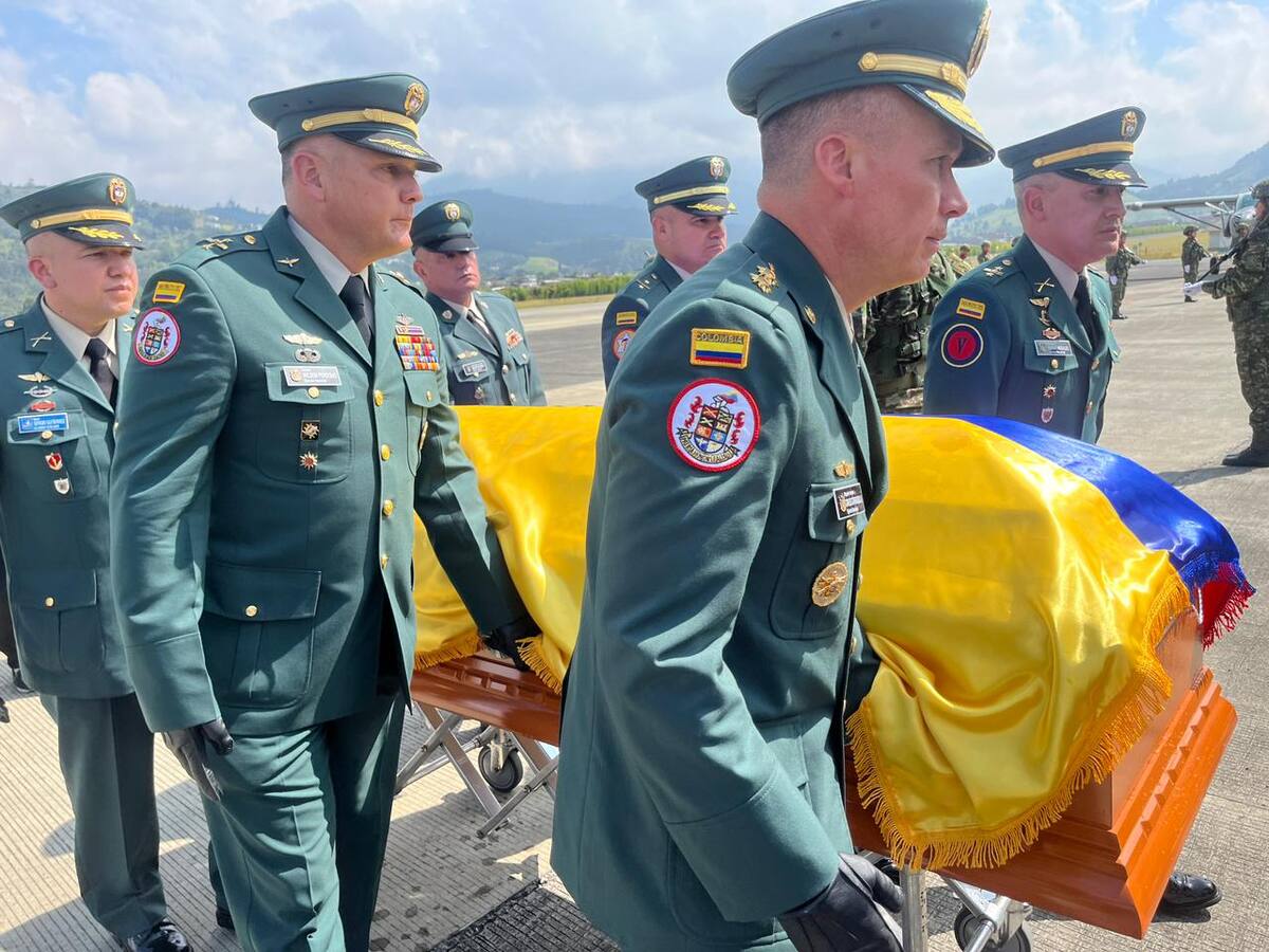 En Manizales dan el último adiós al mayor del Ejército que murió en un accidente aéreo