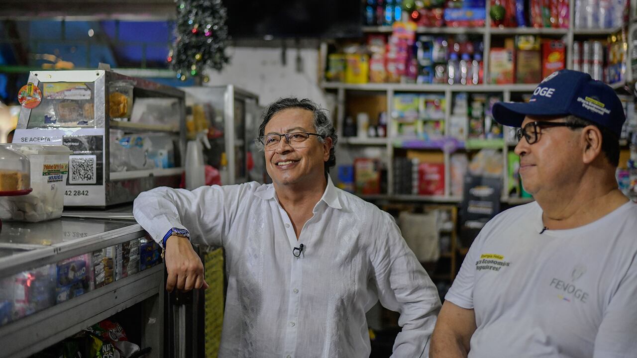 Presidente Petro junto a un tendero en la grabación de su última alocución de 2024.