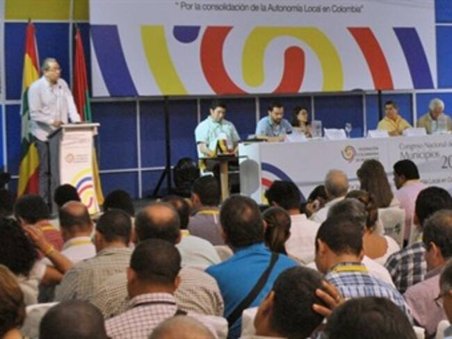 Alcaldes abuchearon a Vargas Lleras y reclamaron a ministro del Interior