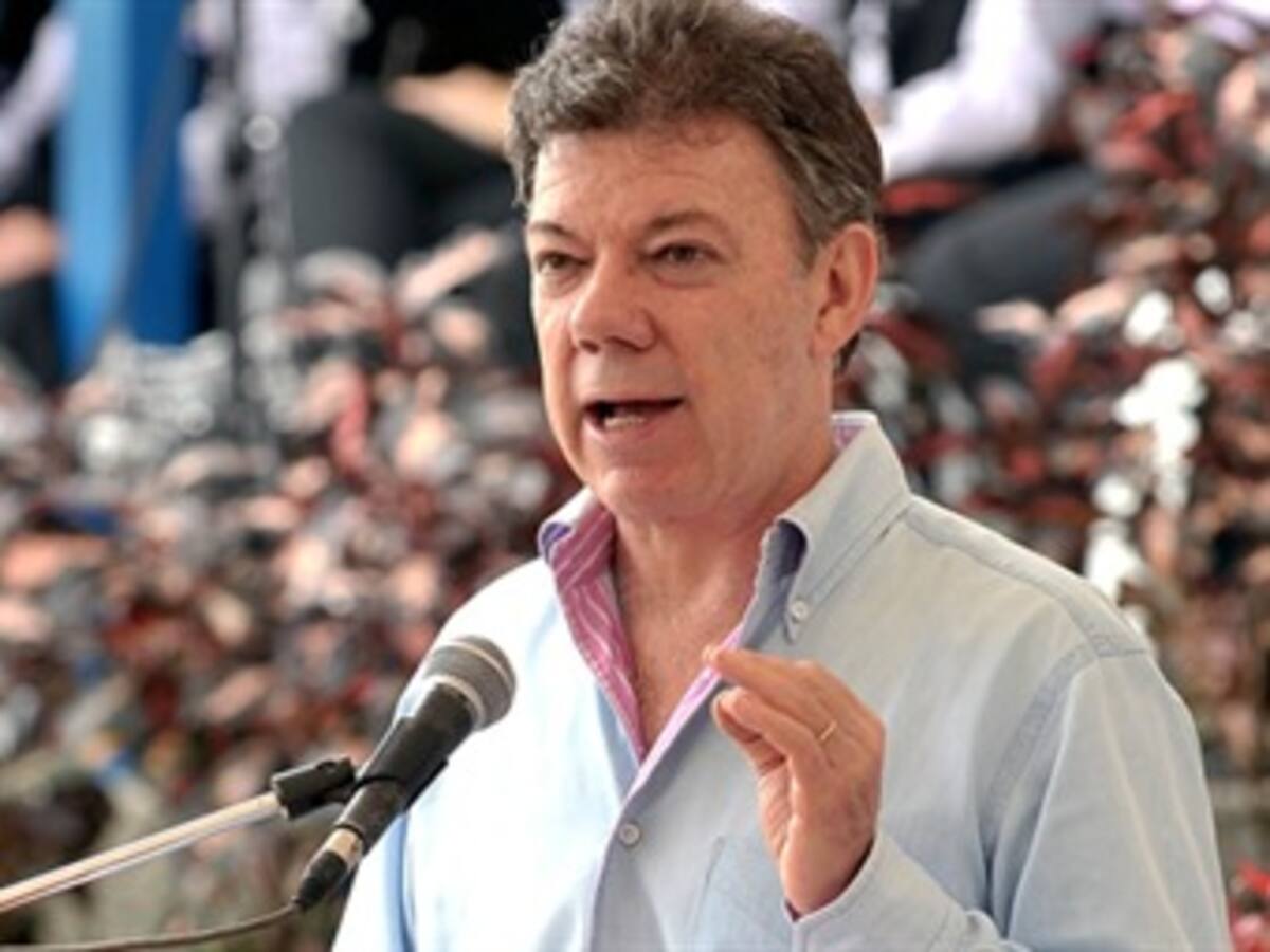 ‘No permitiremos que los violentos detengan la restitución de tierras’: Presidente Santos