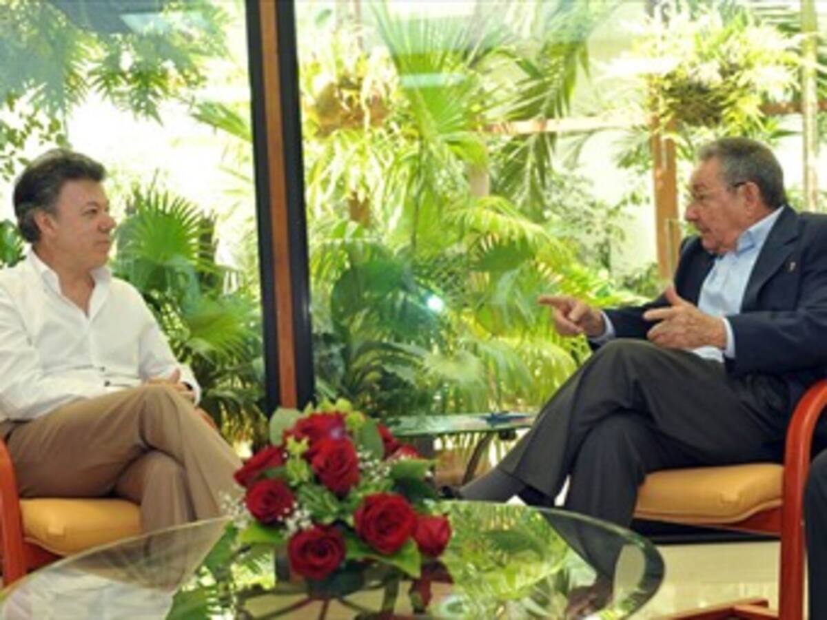 Uribistas dicen que Santos pudo haberse reunido con guerrilleros en viaje a Cuba