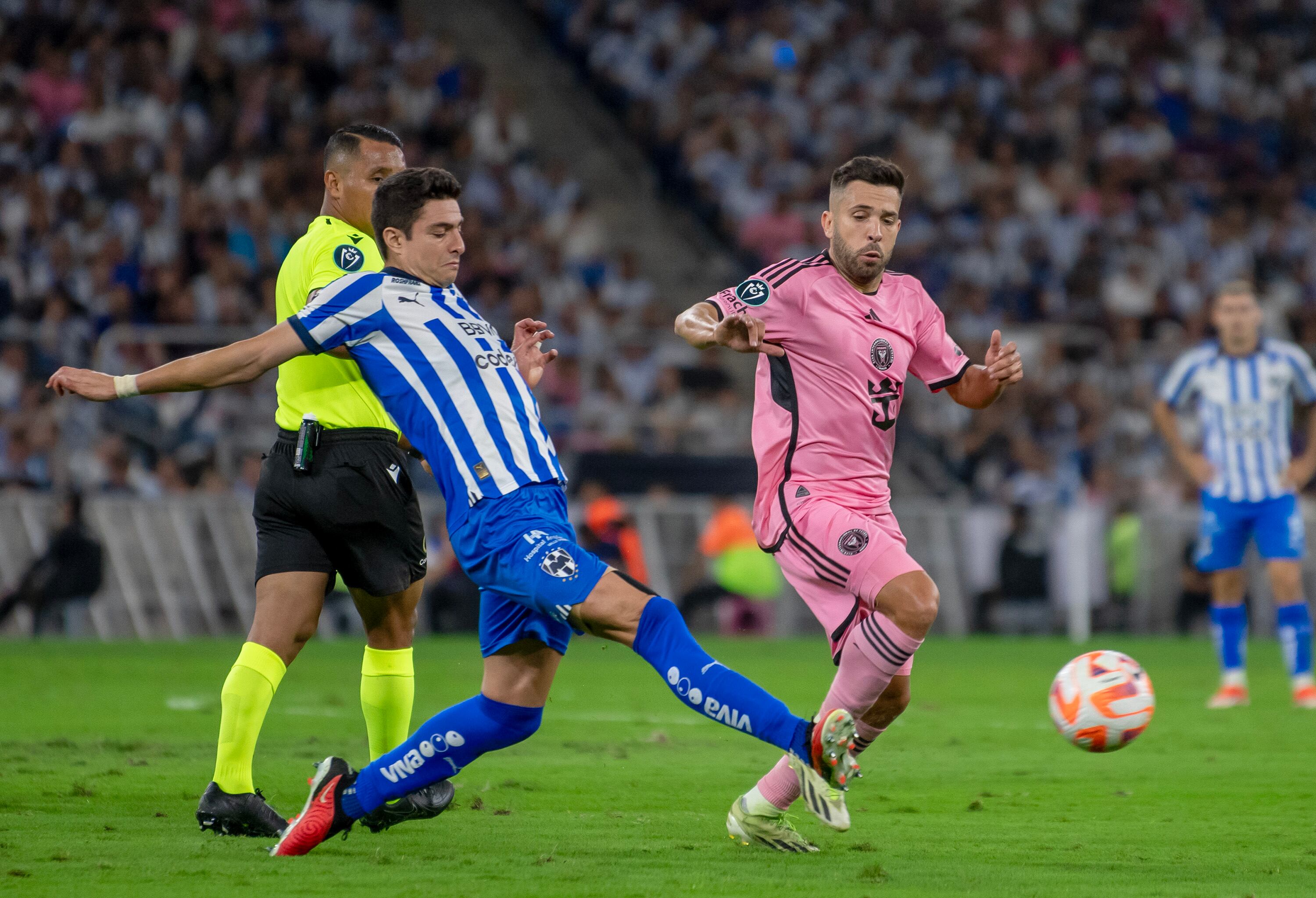 Stefan Medina y Jordi Alba disputan una pelota en el juego entre Monterrey e Inter Miami. EFE/ Miguel Sierra