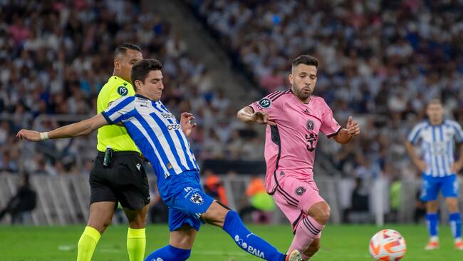 AME6477. MONTERREY (MÉXICO), 10/04/2024.- Stefan Medina (i) de Rayados disputa el balón con Jordi Alba de Inter Miami este miércoles, en un partido de los cuartos de final de la Copa Campeones de la Concacaf entre Rayados de Monterrey e Inter Miami, en el estadio BBVA en Monterrey (México). EFE/ Miguel Sierra
