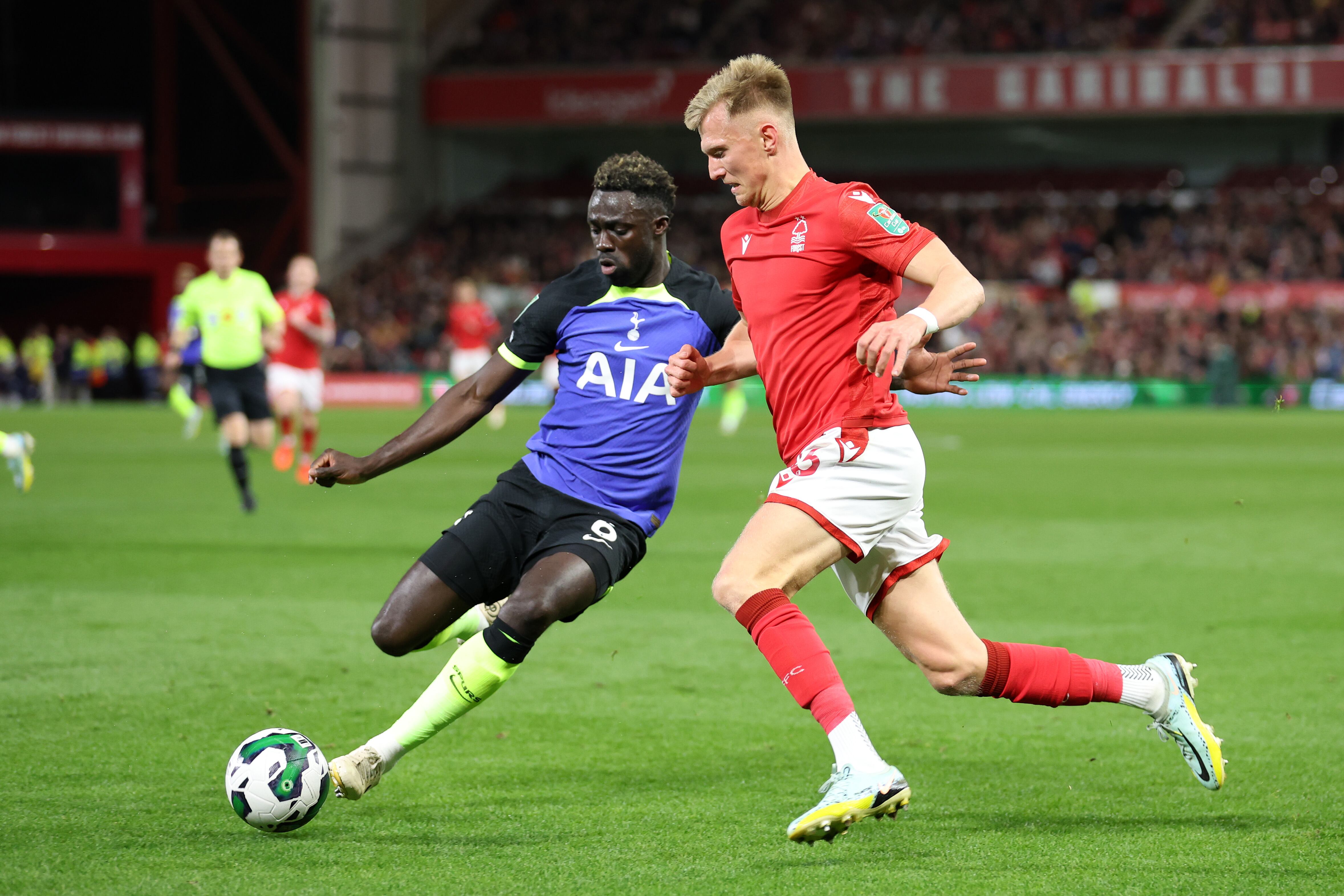 Dávinson Sanchez jugó con Tottenham Hotspur en la eliminación frente al Nottingham Forest en la Carabao Cup. (Photo by Catherine Ivill/Getty Images )