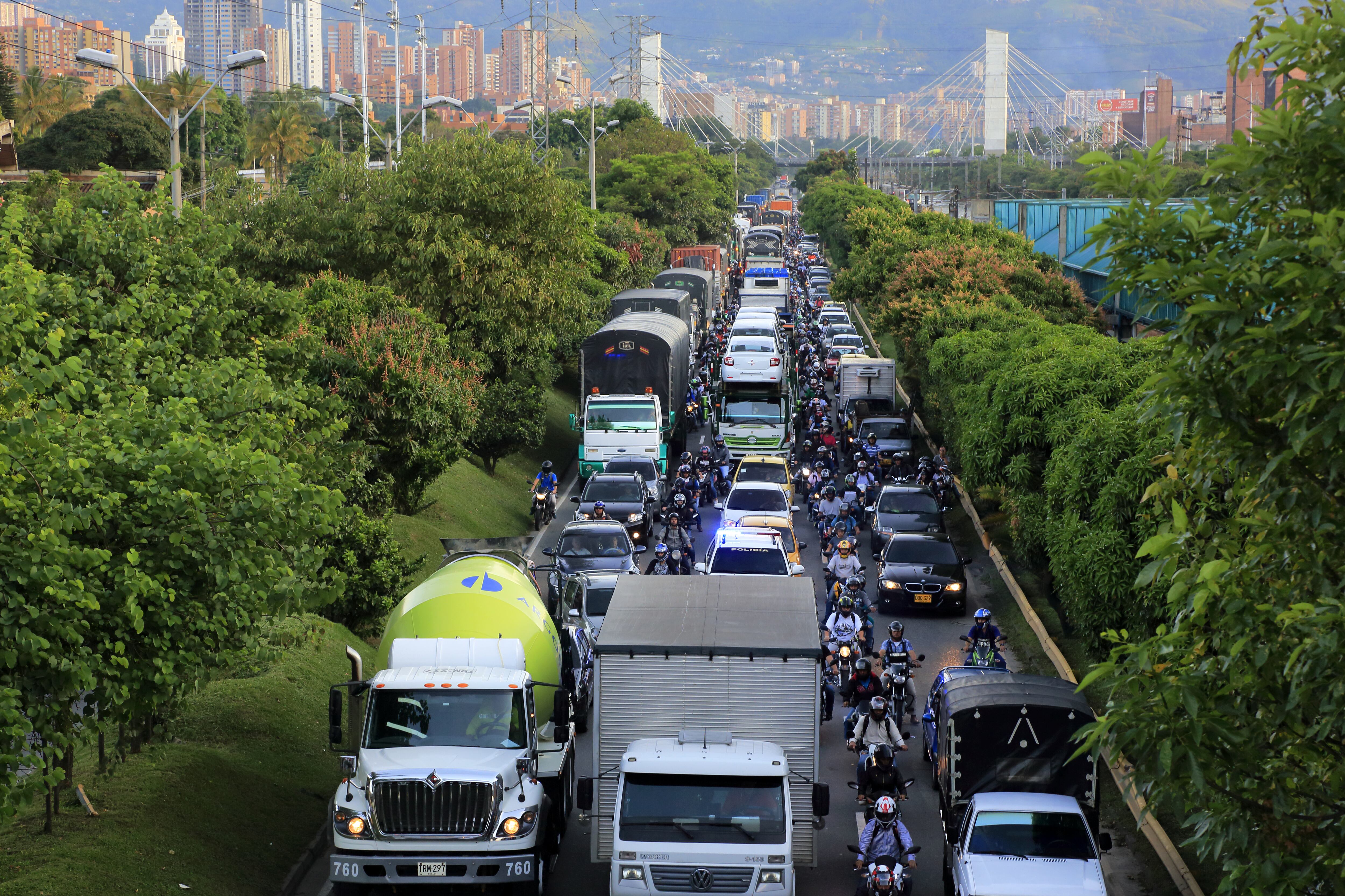 Tráfico en la autopista regional del barrio El Poblado. Medellín. Foto vía Getty Images