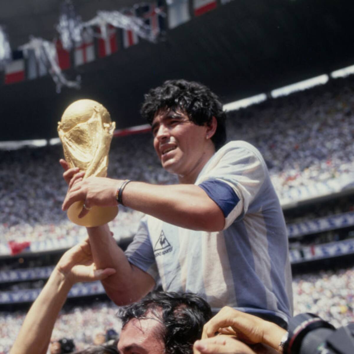 “Tenía el abdomen muy inflado, a punto de explotar”: cruda confesión tras muerte de Diego Maradona