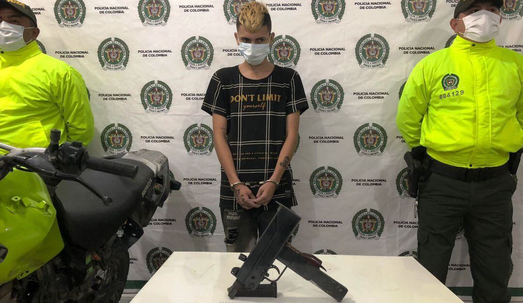 Se trata de la captura de tres hombres y la aprehensión de un menor de edad con armas entre ellas una mini uzi