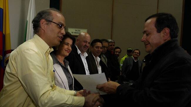 En las nuevas interceptaciones se escucha una charla con Édgar “el Pote” Gómez (en foto, derecha) y Jaime Durán, para que intercedan y se evite que se voter la revocatoria de Darío Echeverry. Foto: Colprensa