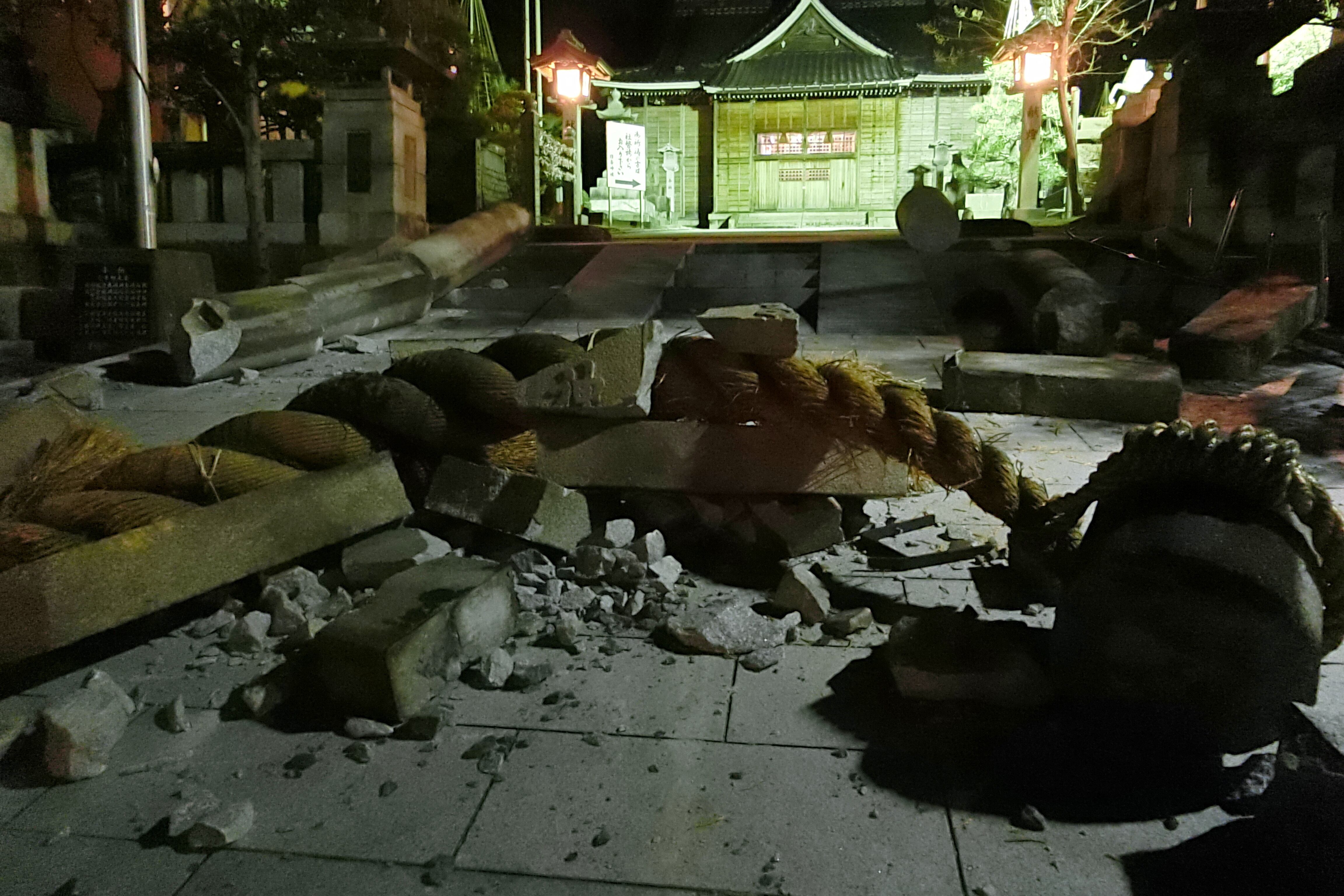 -FOTODELDIA- Kanazawa (Japón), 31/12/2023.- Vista de los daños en el Santuario Onohiyoshi tras un fuerte terremoto en Kanazawa, Japón central, 1 de enero de 2024. Un terremoto de 7,6 grados Richter golpeó hoy la prefectura de Ishikawa, en el litoral occidental del centro de Japón, y obligó a activar una alerta por tsunami en buena parte del archipiélago, además de causar importantes daños y dejar sepultadas al menos a seis personas bajo los escombros. EFE//JIJI PRESS JAPAN OUT EDITORIAL USE ONLY/