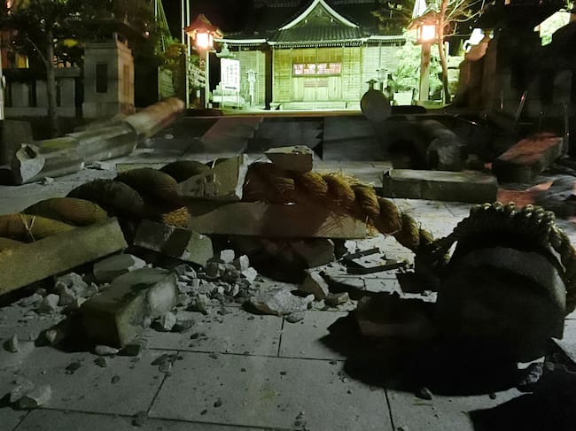 -FOTODELDIA- Kanazawa (Japón), 31/12/2023.- Vista de los daños en el Santuario Onohiyoshi tras un fuerte terremoto en Kanazawa, Japón central, 1 de enero de 2024. Un terremoto de 7,6 grados Richter golpeó hoy la prefectura de Ishikawa, en el litoral occidental del centro de Japón, y obligó a activar una alerta por tsunami en buena parte del archipiélago, además de causar importantes daños y dejar sepultadas al menos a seis personas bajo los escombros. EFE//JIJI PRESS JAPAN OUT EDITORIAL USE ONLY/
