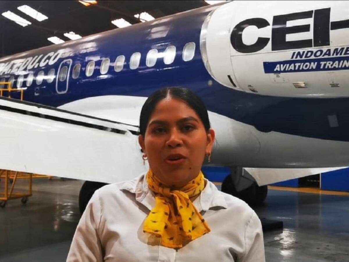 Joven empleada del servicio se graduará como auxiliar de vuelo en Medellín