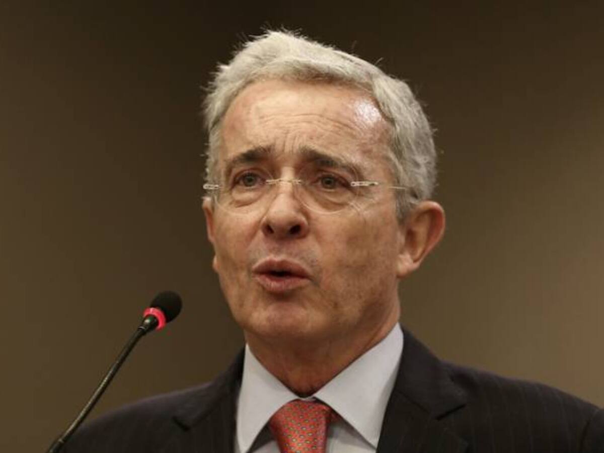 Uribe pide a militares venezolanos no disparar a Colombia sino a Miraflores