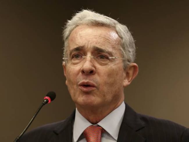 Uribe pide a militares venezolanos no disparar a Colombia sino a Miraflores