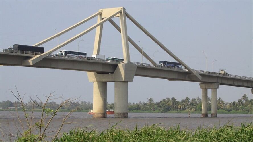 El Instituto Nacional de Vías (Invías) aprobó la prórroga para la culminación de las obras del nuevo Puente Pumarejo. Foto: Colprensa