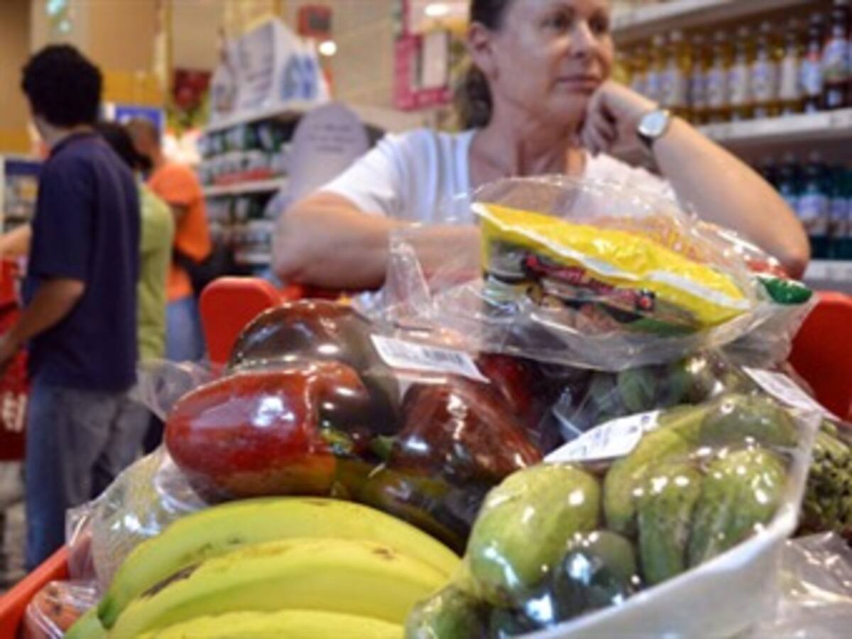 Tres salarios mínimos se necesitan para comprar un mercado