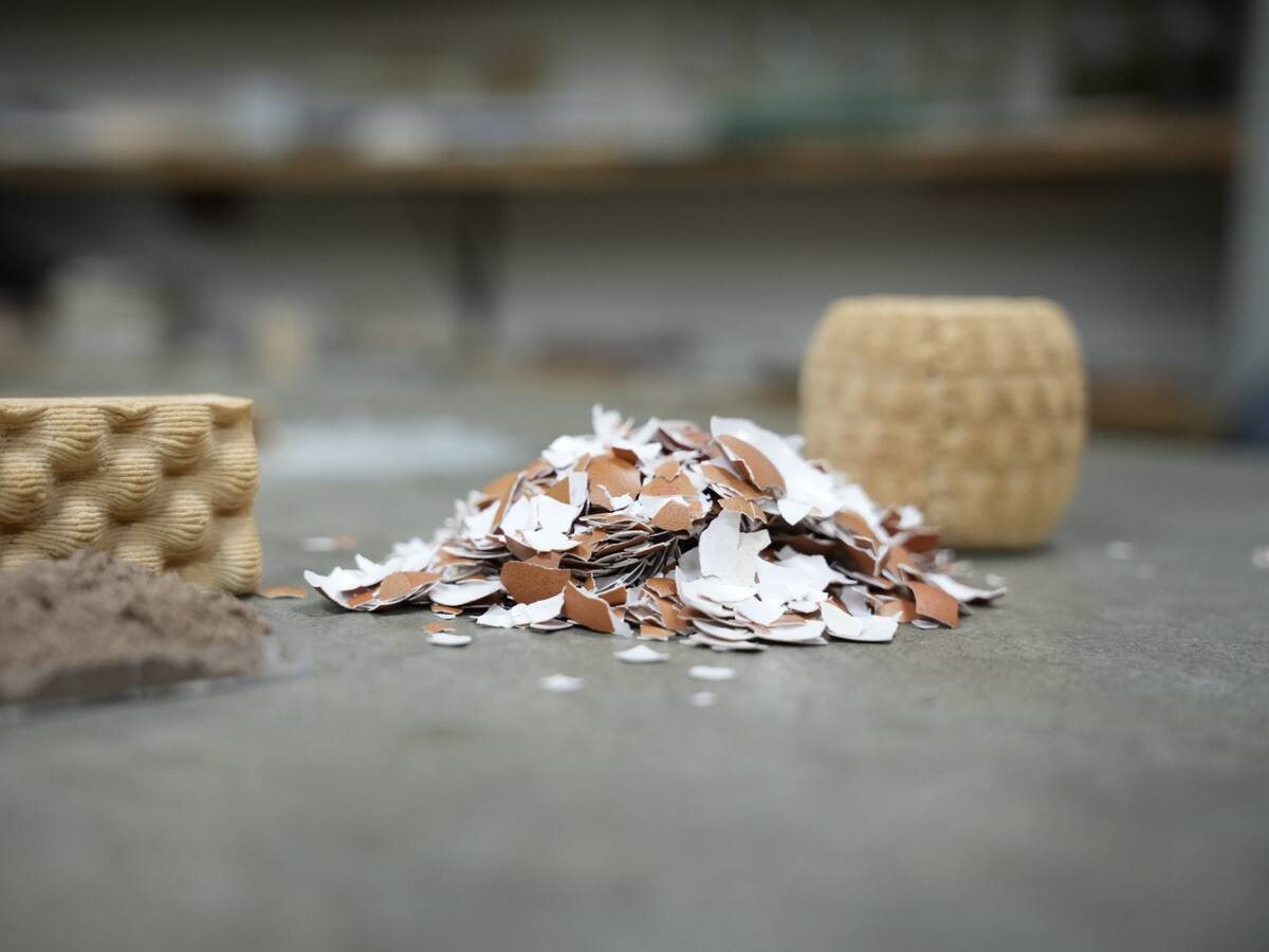 De cáscaras de huevo a mobiliario urbano: proyecto de un estudiante del ITM en Medellín