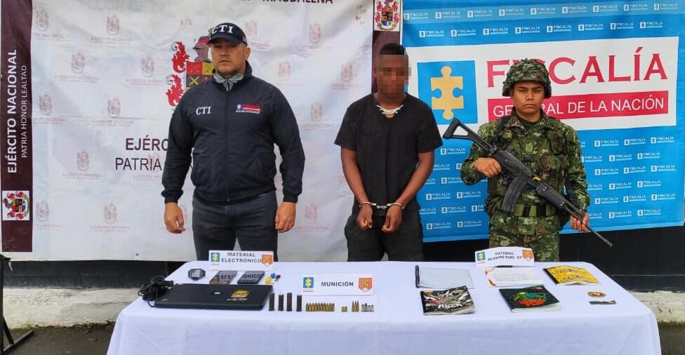 Al sujeto se le hallaron en su poder pancartas y pasacalles alusivos a la estructura armada ilegal y  cartuchos 9 milímetros.