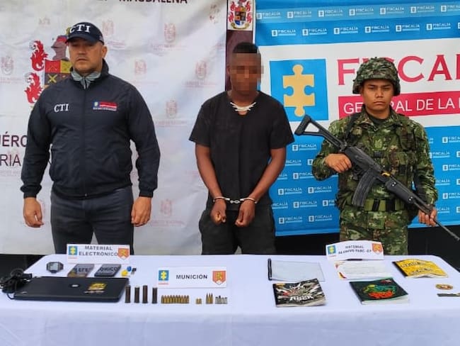 Al sujeto se le hallaron en su poder pancartas y pasacalles alusivos a la estructura armada ilegal y cartuchos 9 milímetros.