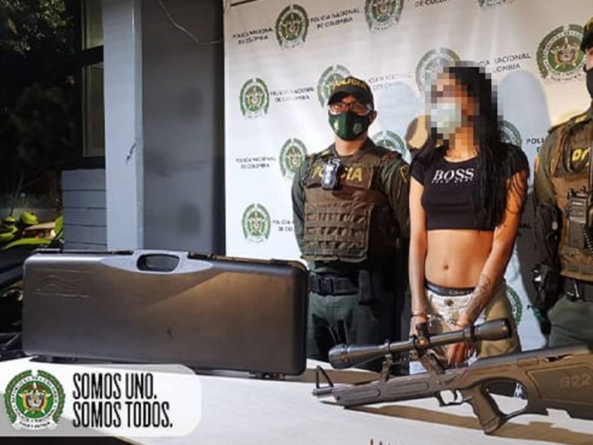 Capturan una mujer con un fusil semiautomático con mira de precisión