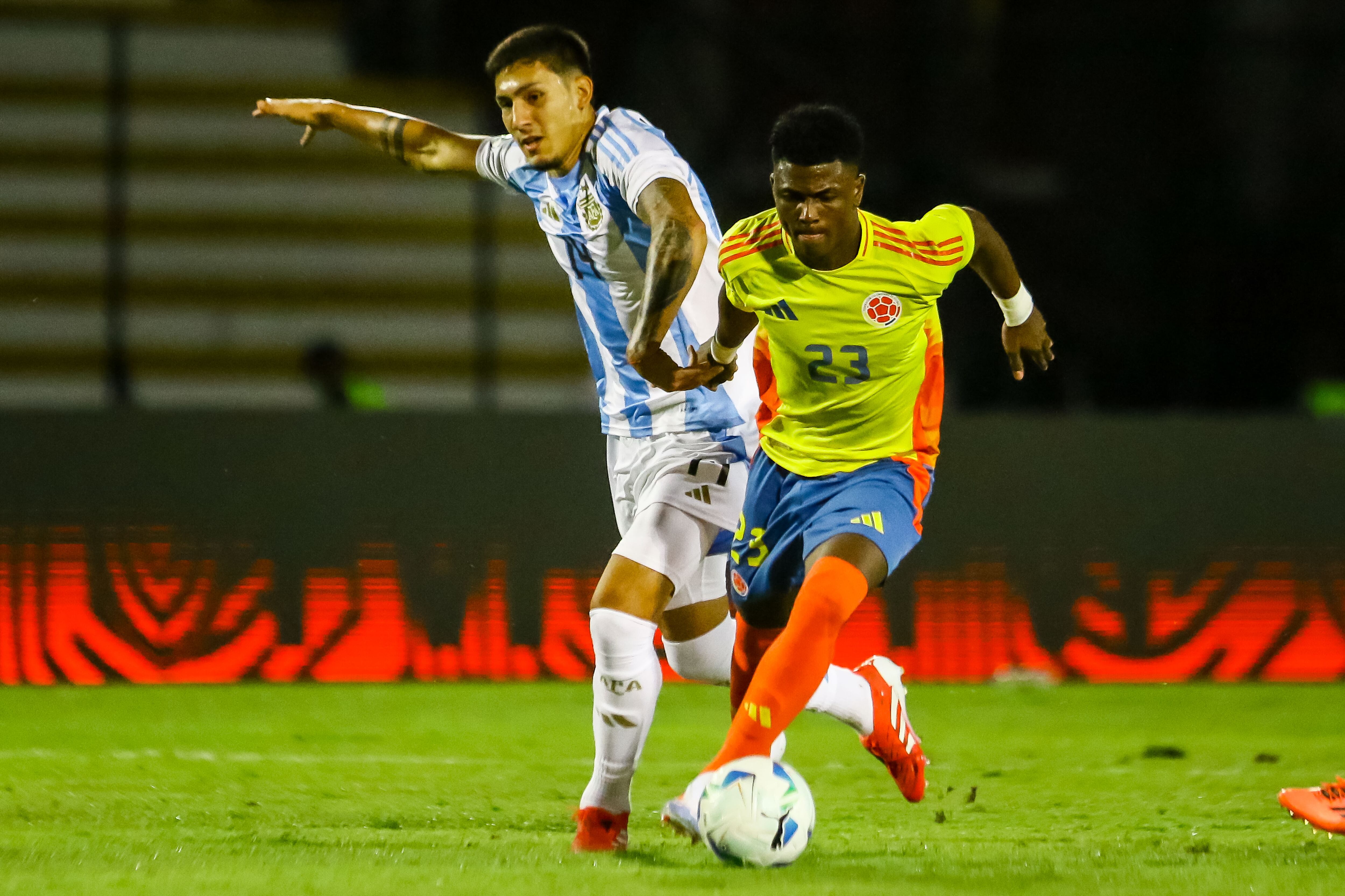 Tobias Rámirez (i) de Argentina disputa un balón con Neiser Villareal de Colombia este domingo, previo a un partido del grupo B del Campeonato Sudamericano sub-20 entre las selecciones de Colombia y Argentina en el estadio Polideportivo Misael Delgado en Valencia (Venezuela). EFE/ Juan Carlos Hernández