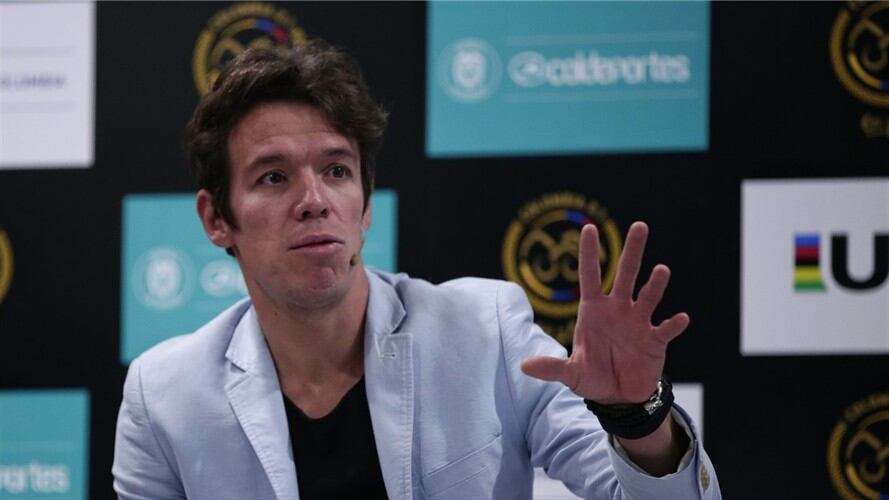 A través de sus redes sociales, el ciclista colombiano y subcampeón del Tour de Francia 2017 pidió prudencia y paciencia en las vías. . Foto: Colprensa