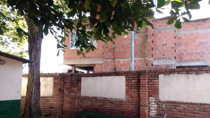 Un muro está a punto de colapsar en el colegio Francisco de Paula sede B en el barrio la feria.