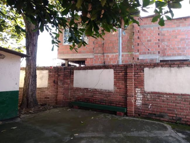 Un muro está a punto de colapsar en el colegio Francisco de Paula sede B en el barrio la feria.