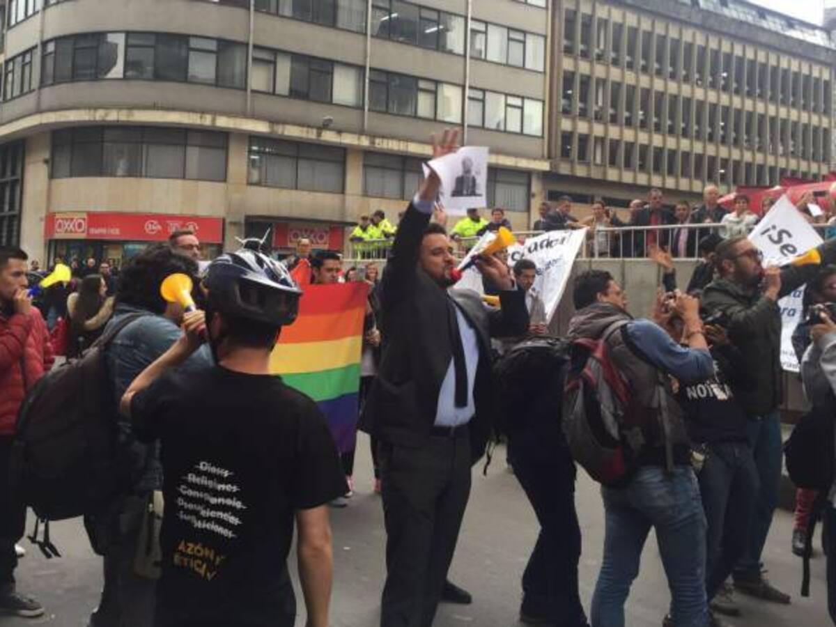 Simpatizantes y opositores despiden al procurador general