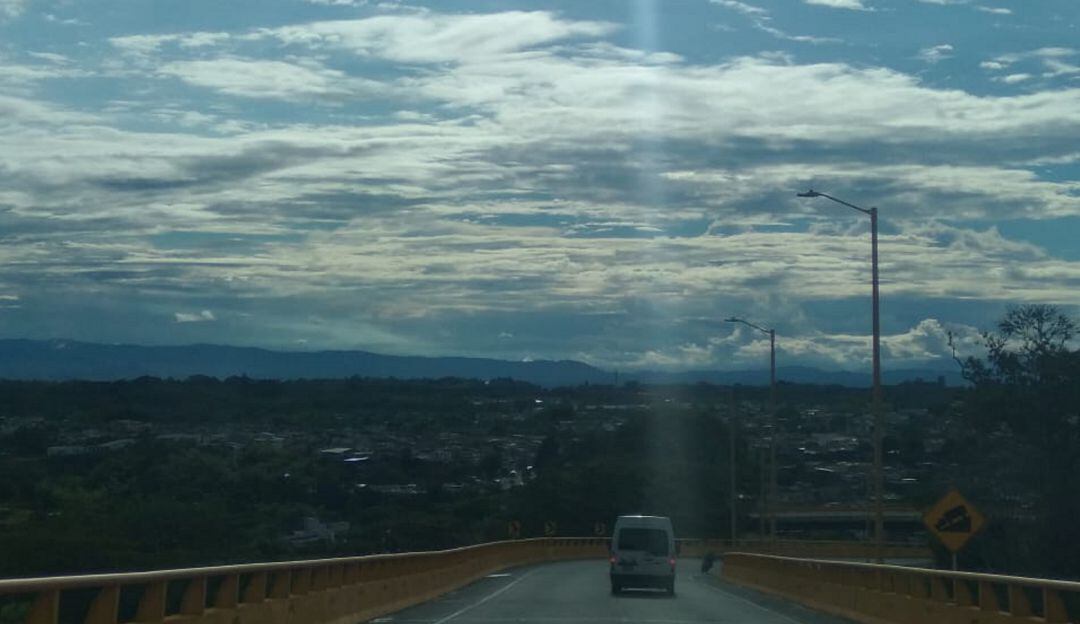 Vía al puente Helicoidal en Versalles-Calarcá