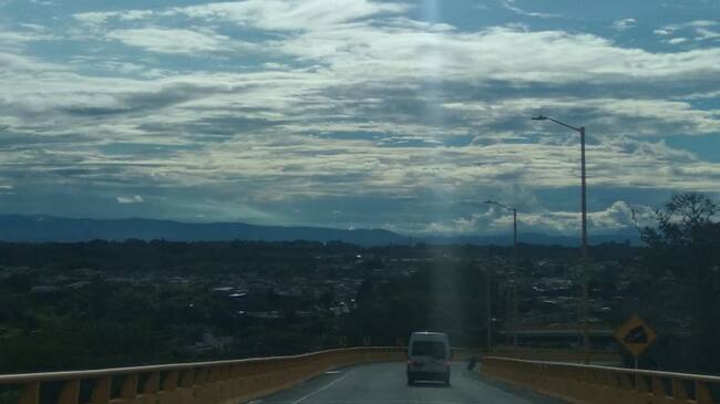 Vía al puente Helicoidal en Versalles-Calarcá