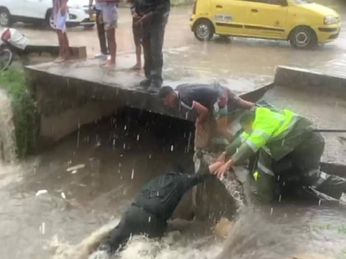Policía rescató a un niño que era arrastrado por un arroyo en Barranquilla