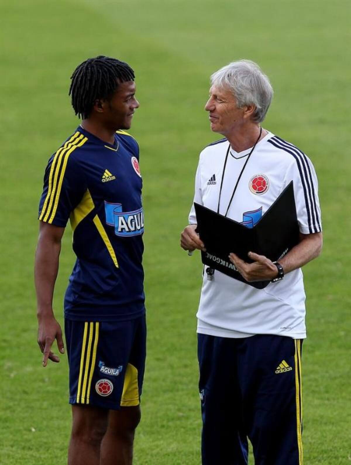 Juan Guillermo Cuadrado dialoga con el técnico José Pekerman. Foto: EFE