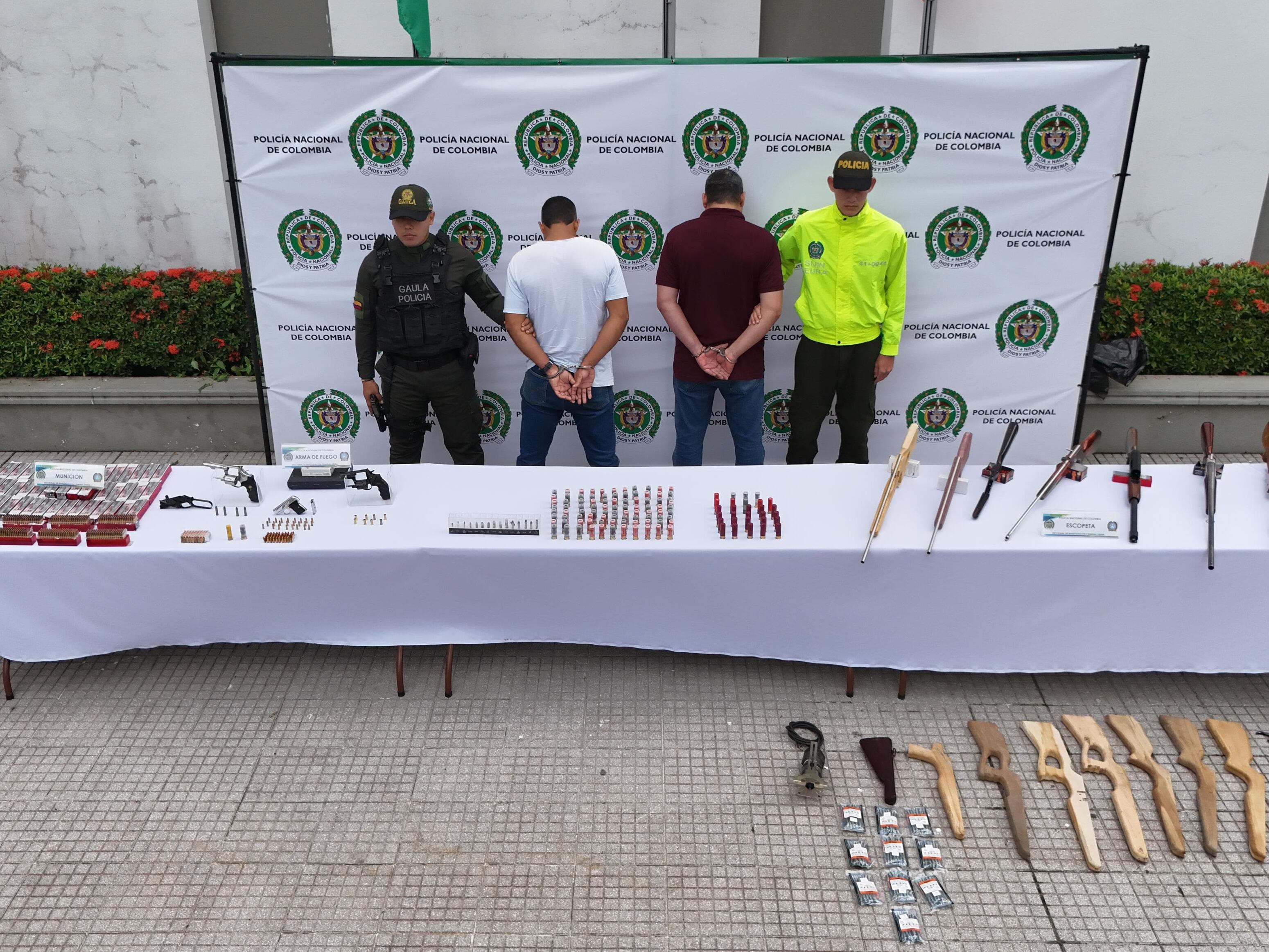 Capturados, municipio y armas incitadas en taller del Clan del Golfo- foto Policía Urabá