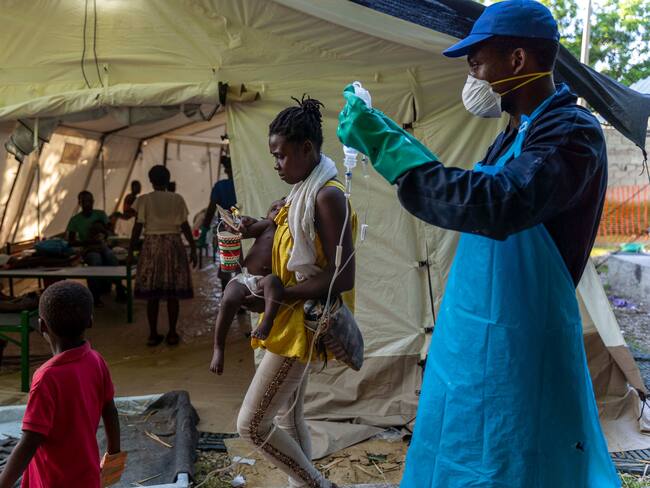 Atención de casos de colera en Haití.