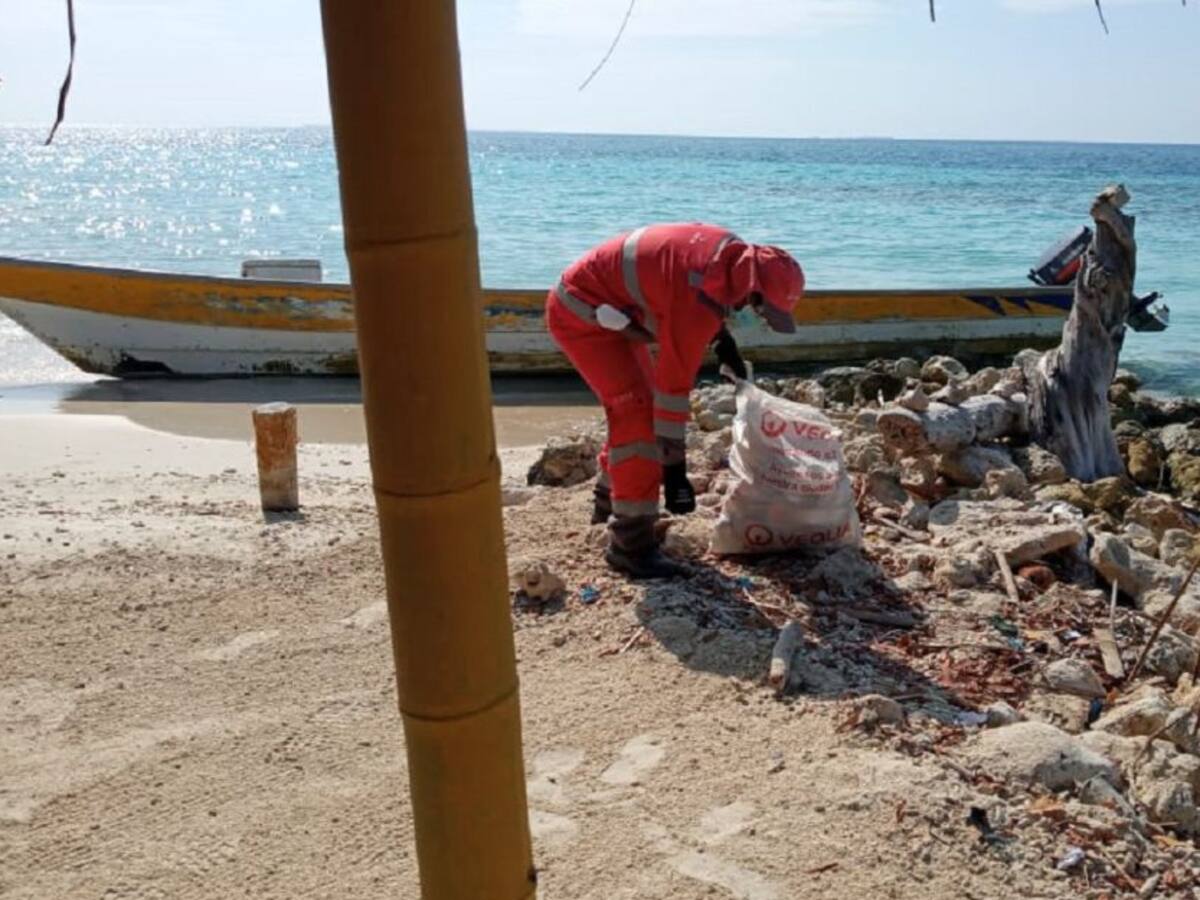 Veolia Cartagena realizó jornada de limpieza en playas de la zona insular