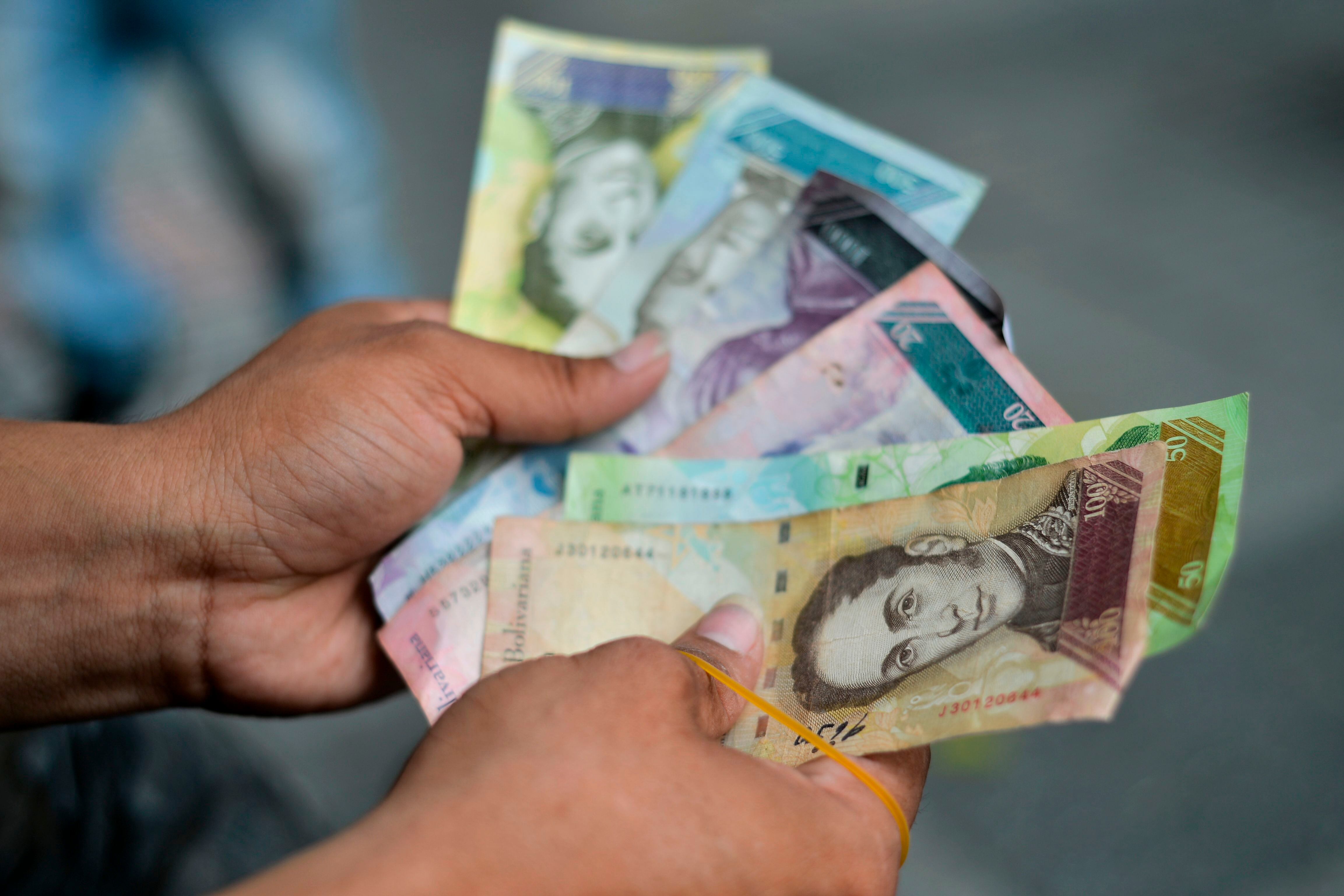 Comercio en bolívares.    (Photo by Luis ROBAYO / AFP) (Photo by LUIS ROBAYO/AFP via Getty Images)