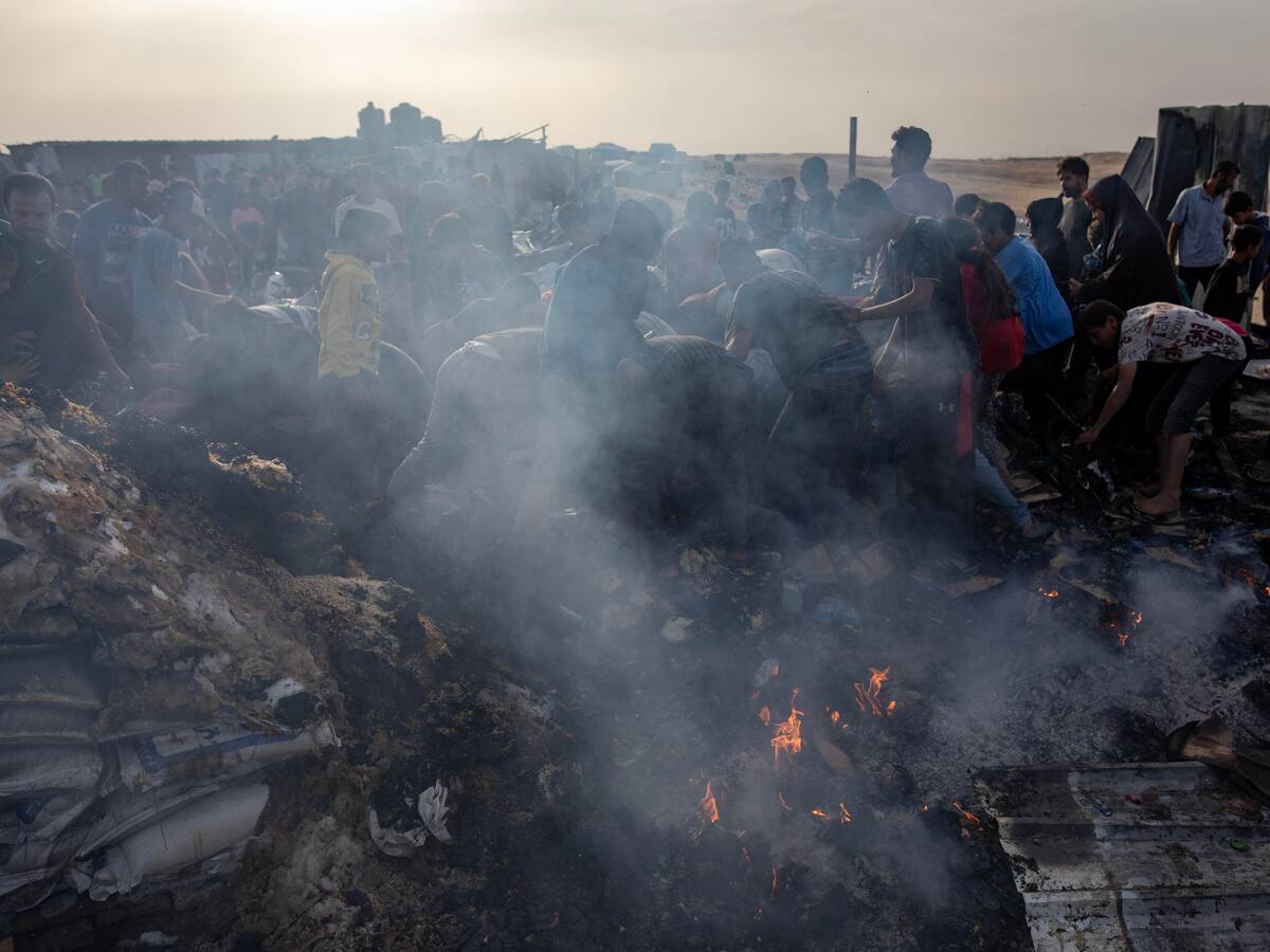 Unos 50 muertos en un ataque israelí en la “zona segura” de Rafah pese a la orden de CIJ