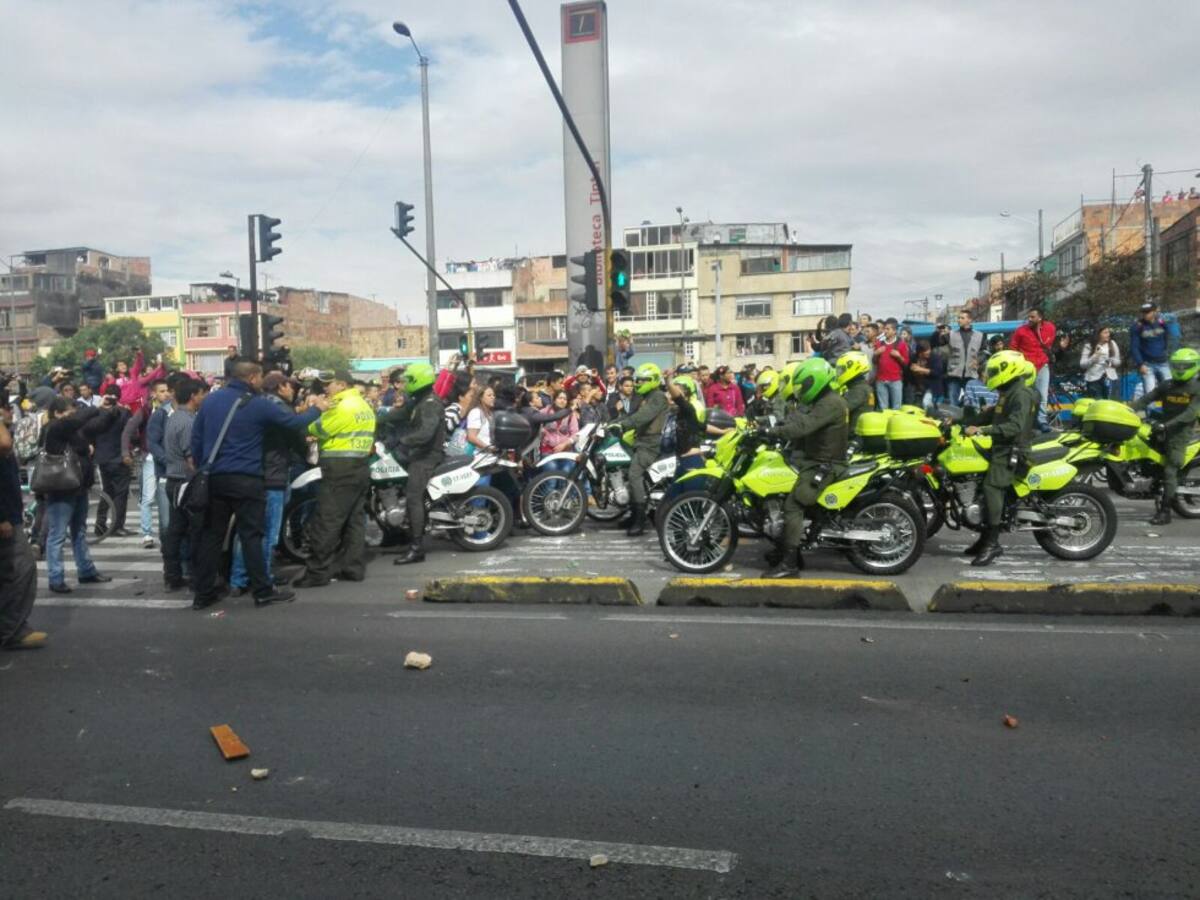 Hasta el lugar llegaron las autoridades para intentar disuadir la manifestación que mantuvo bloqueada la operación en la Avenida de Las Américas.