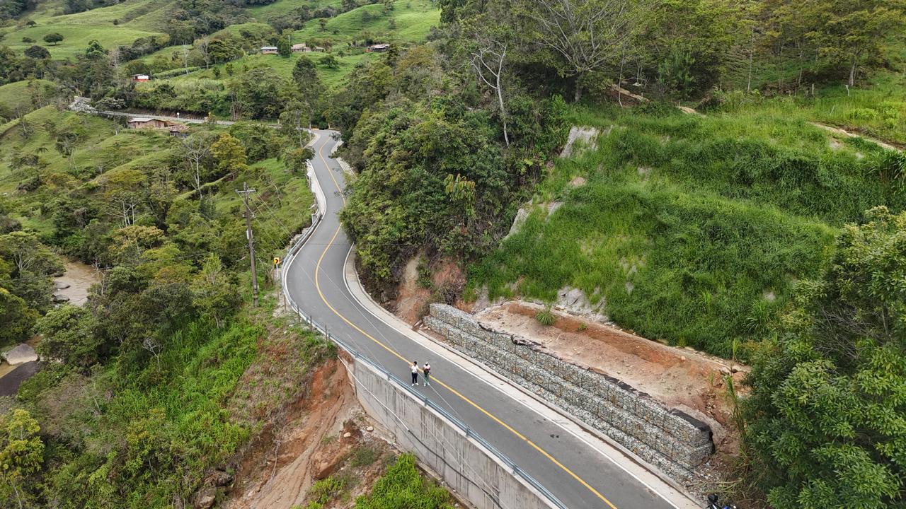Pavimentación de corredor La Ese – Angostura – La Ye. Foto: Gobernación de Antioquia.