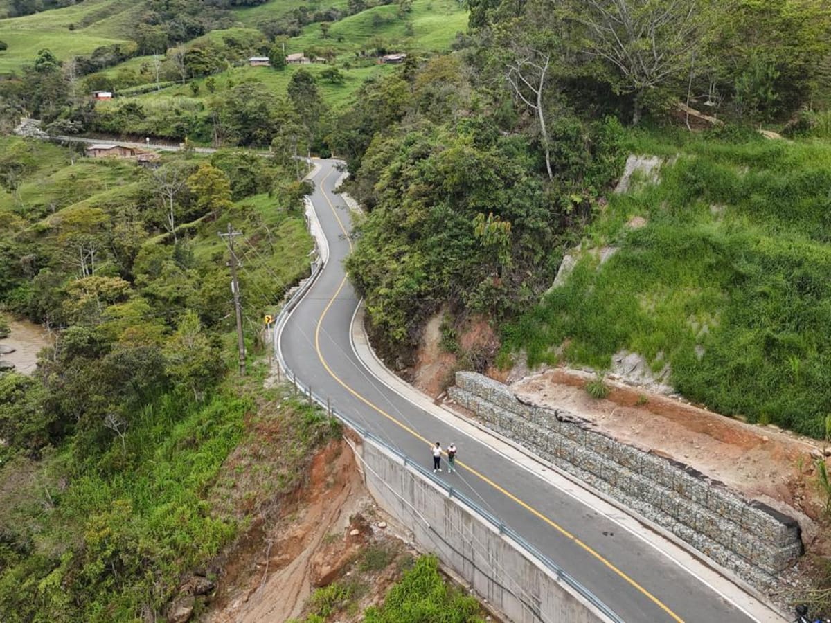 Gobernación de Antioquia entregó dos kilómetros de vía entre Angostura y Carolina del Príncipe