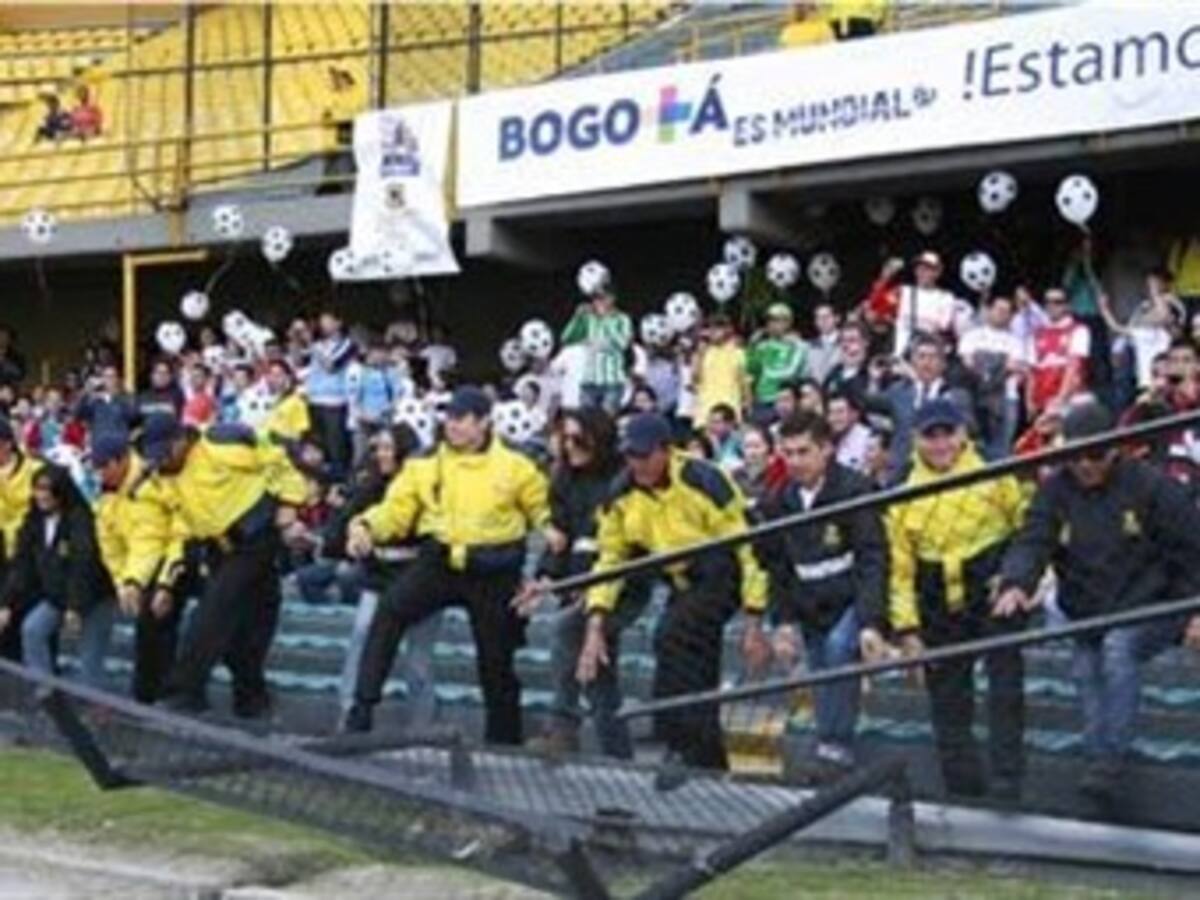 Clara López asegura que las mallas no volverán al estadio El Campín