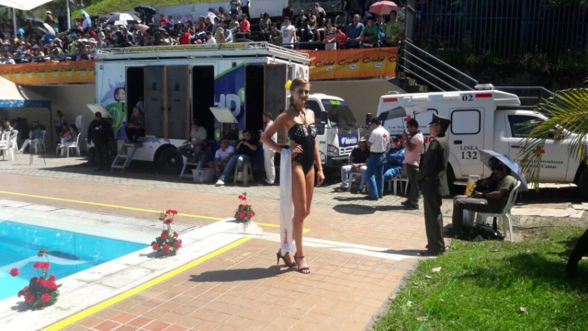 Desfile en traje de baño con las candidatas al Reinado Internacional del Café